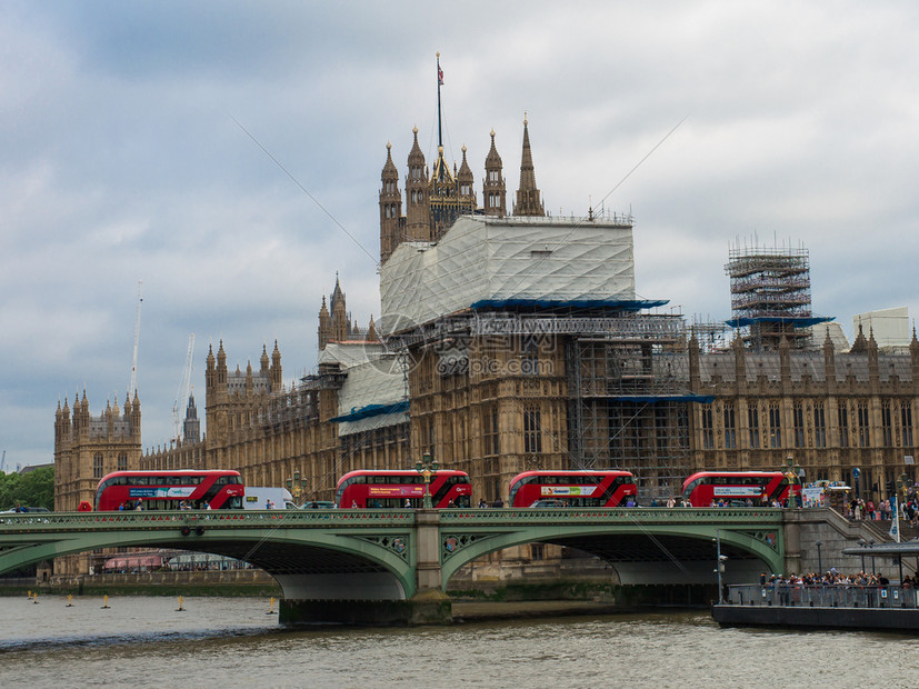 议会大厦和威斯敏特桥伦敦有四辆红色双层巴士议会大厦和威斯敏特桥有四辆红色双层巴士伦敦屋联合的旅游图片