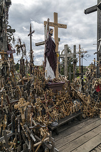 状态艾伦山立陶宛北部的朝圣地几代人以来天主教朝圣者在这里放置了圣母玛利亚雕像和数以千计的小型肖像和念珠世代图片