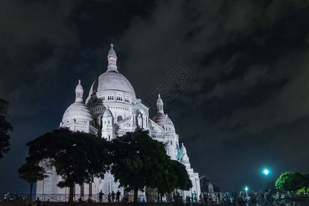 历史发光的蒙马特圣心大教堂夜间景观格式天空中有复制间欧洲图片