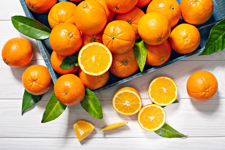 饮料健康团体木制桌上有叶子的新鲜橙水果图片