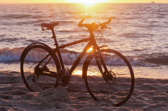 海边的黑色自行车海边的和日落海边的自行车和日落海边的黑色自行车俄罗斯骑的人白色图片