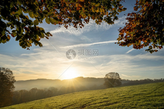 生态系统在德国奥丹达尔伯吉切斯陆地的雾中风景的全图象暮路德维希图片