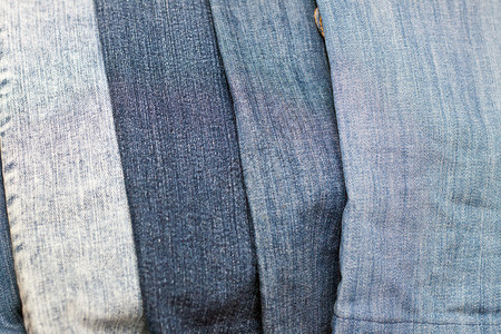 皮革销售各种牛仔裤的窗帘作为各种蓝色牛仔裤背景面的底幕堆叠折图片