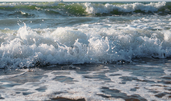 活力黑暗的海泡沫景浪波罗的风暴泡沫加里宁格勒图片