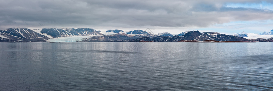 天空挪威斯瓦尔巴群岛的全景山脉和冰川斯瓦尔巴群岛的山脉和冰川斯匹次卑尔根旅行图片
