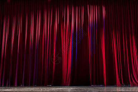 入口仪式生产红窗帘和剧院的木制舞台图片