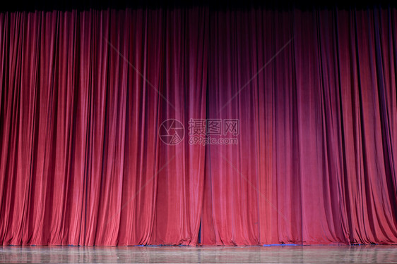 红窗帘和剧院的木制舞台棕色入口场景图片