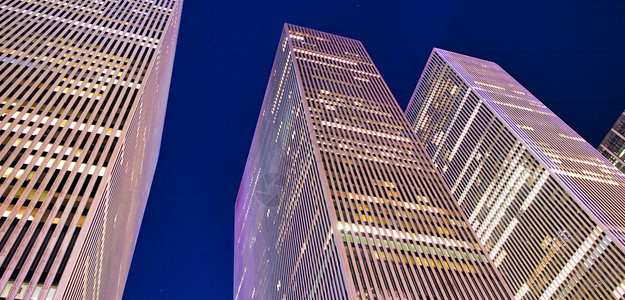 晚上在市中心摩天大楼向空看纽约曼哈顿城市景观光假期图片