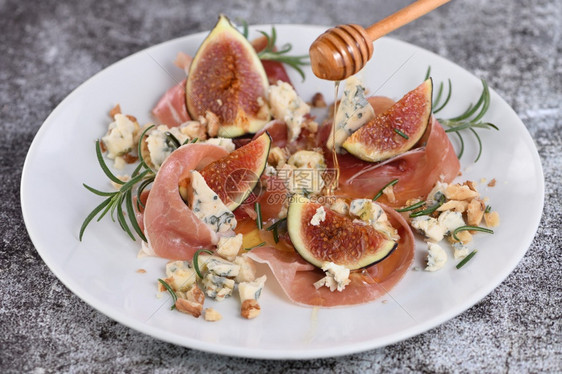 带蓝奶酪坚果和蜂蜜的帕玛火腿健康自由食物图片