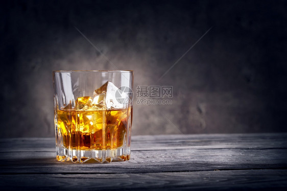家庭深色背景中加冰的多面杯威士忌加冰的多面杯威士忌苏格兰人颜色图片