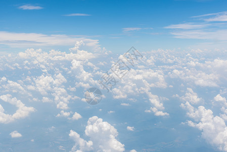 气候航班蓝色的天空和美丽云朵从飞机窗口充满活力图片