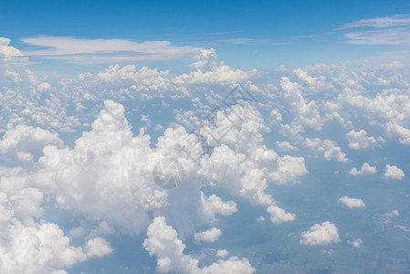 气象航班颜色蓝的天空和美丽云朵从飞机窗口图片