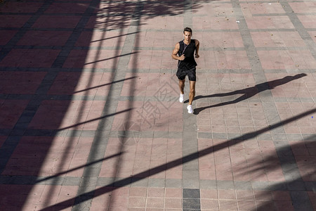 前面是黑运动服在路边训练运动员跑步者户外吸引人的活动图片