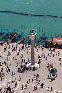 欧洲缆车游客意大利Venice青铜翼狮子专栏和Gondola的空中观察图片