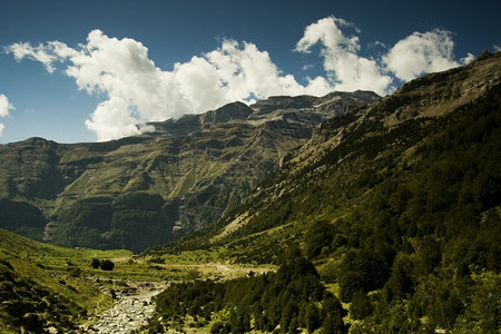 法国比利牛斯山脉颜色徒步旅行图片