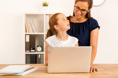 学习母亲帮助其女儿使用电脑a母亲帮助其小女儿使用计算机孩子家图片