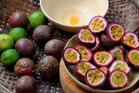 篮子辣椒水果和白丝花片切成两半种菜状水果或硬林中软纸浆和种子最佳健康亚洲背景图片