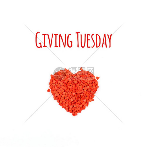在黑色星期五购物日之后Give星期二是一个全球慈善捐赠日给予帮助捐款和支持的概念包括短信和红心形的彩色面纸白背景efredhea图片