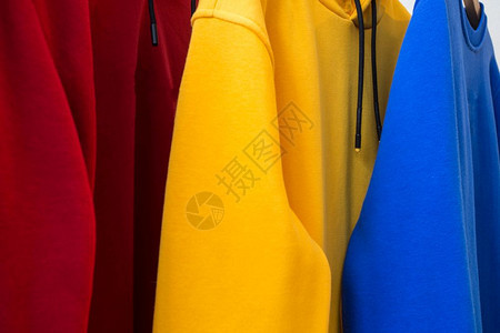 衣架上多彩的套子在衣架上贴近现代设计结构风格贴近现代设计销售套衫质地图片