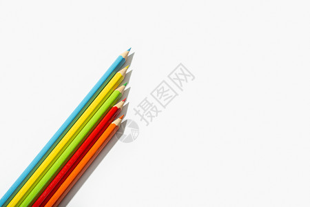 染色工具排在白背景上孤立的多彩铅笔文本复制空间回学校概念Name图片