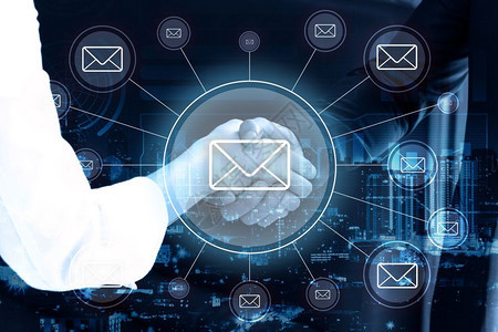 现代的邮箱在线商业界人士握手和电子邮件联网概念双对接触图片