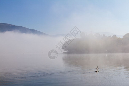自然景观旅行希腊爱奥安纳的薄雾清晨Pampovotis湖大气场景背中有两个天鹅和AslanPasha清真寺图片