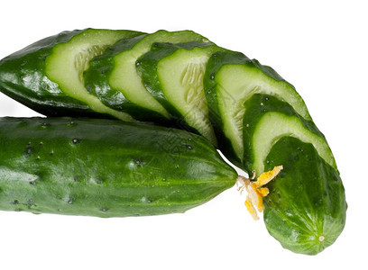 抽象的绿色一个黄瓜和切片孤立在白色背景上的图片