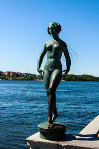 老的首都底座位于瑞典斯德哥尔摩市政厅附近的堤岸雕像图片