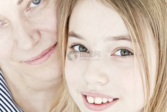 美丽的最幸福母亲和女儿特写肖像美丽的母亲和女儿在白色笑棕的微图片