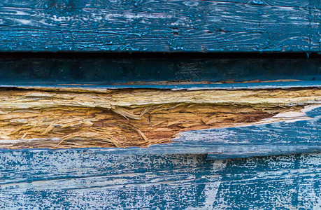 形象的损坏在大型封口一个天然木质背景纹理彩色蓝的碎木块被损坏片图片