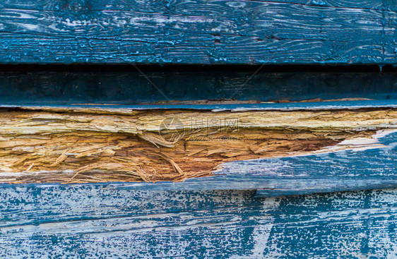 形象的损坏在大型封口一个天然木质背景纹理彩色蓝的碎木块被损坏片图片