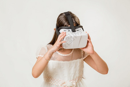 穿着VR设备的女性图片