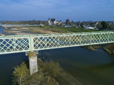 法国卢瓦尔中心萨利苏卢瓦尔的桥梁和城堡户外卢瓦尔河历史图片