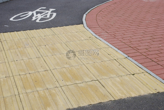 城市里有两处多彩的地道可使用自行车标志红色的旅行路面图片