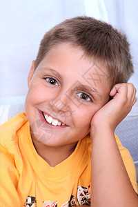 好奇心年轻微笑男孩的肖像时髦健康图片