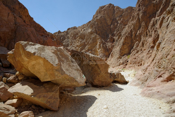 以色列沙漠峡谷的采样巨石天舍霍雷特结图片