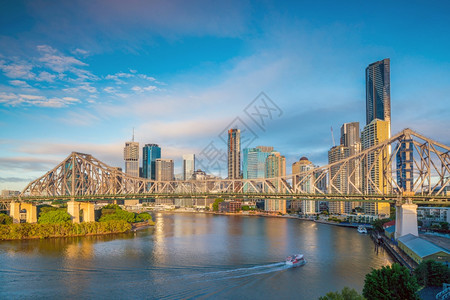 场景蓝色的澳大利亚布里斯班市天际线和布里斯班河现代的图片