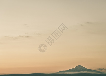 卡塞里以南的火山与加帕多西亚上空的热气球一起旅行土耳其凝灰岩一种图片