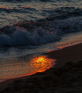 沙滩上多彩的日落图片