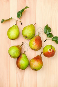 成熟木制桌上的梨子餐有树叶梨子甜的白色图片