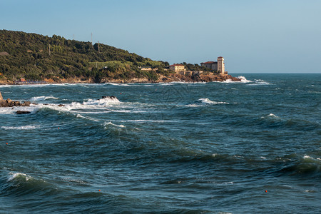 海岸线粗糙的意大利里沃诺Boccale城堡海岸和乔皮风景图片