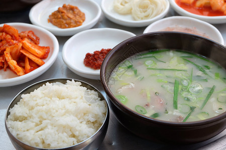 韩国食物Dwaejigukbap饭和蒸岩碗中的猪肉汤一种午餐韩国人图片