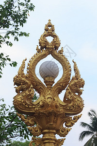 旅行灯具亚洲人Naga雕像中的灯光图片