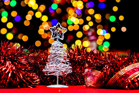 十二月传统圣诞节装饰和新年假日背景冬季有圣诞装饰品和灯光模糊的冬季经典图片