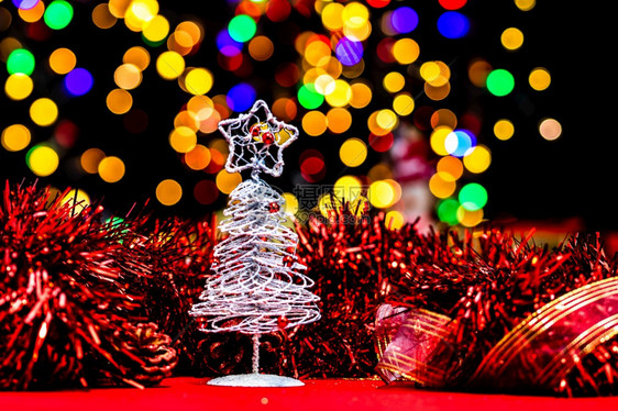 十二月传统圣诞节装饰和新年假日背景冬季有圣诞装饰品和灯光模糊的冬季经典图片