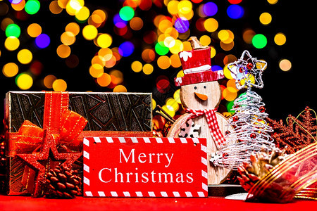 丝带玩具发光的圣诞节装饰和新年假日背景冬季有圣诞装饰品和灯光模糊的冬季图片