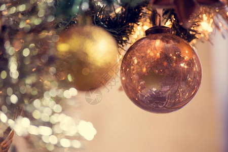 闪亮的圣诞球装饰背景图片