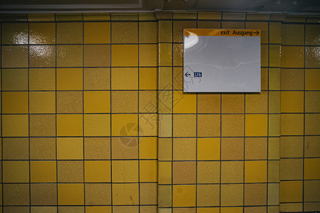 形象的内部飞机场黄砖墙壁上面有空白板并装上复制空间可使用叉式图形设计图片
