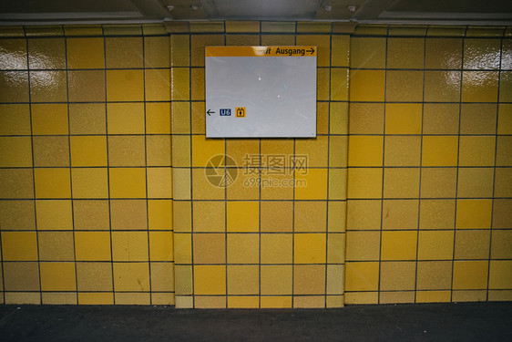 小样黄砖墙壁上面有空白板并装上复制空间可使用叉式图形设计白色的大厅图片