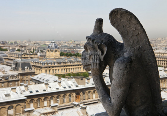 一种个法国人雕刻的石正在看着巴黎市思索并握着头在手中思考时历史石像鬼图片